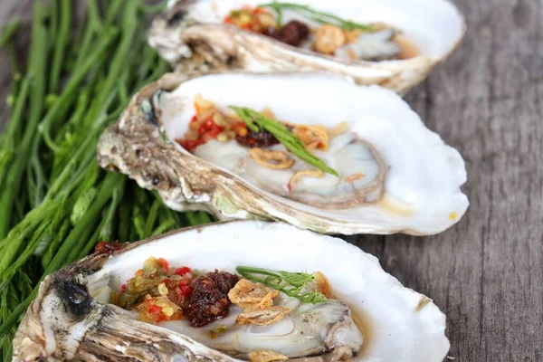 Fresh Oyster Shell Seafood Salad Thai Style – stockfoto