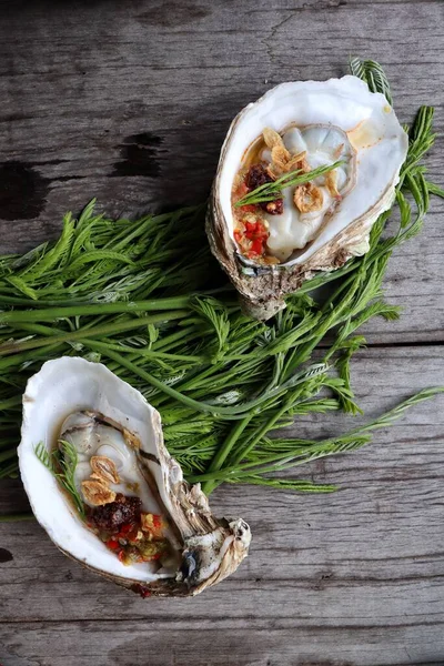 Taze istiridye, deniz ürünleri ve Tayland usulü salata.