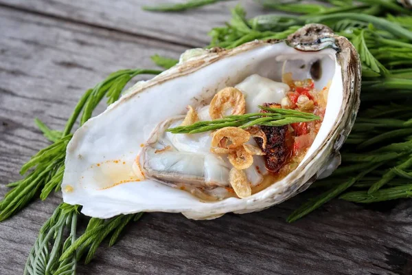 新鮮な牡蠣と貝のシーフードとサラダ タイ式 — ストック写真