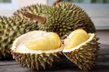Ahşap arka planda Durian tropik meyvesi