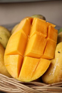 Kahverengi ahşap zemin üzerinde mango tropikal meyvesi