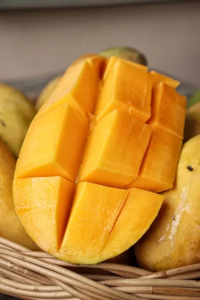 Mango Tropische Früchte Auf Braunem Holz Hintergrund — Stockfoto
