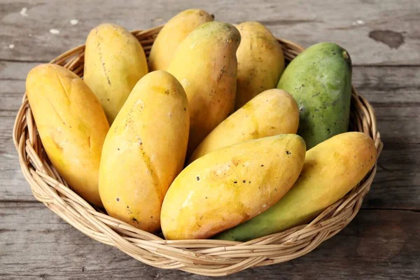 Mango Tropisk Frukt Brunt Trä Bakgrund — Stockfoto