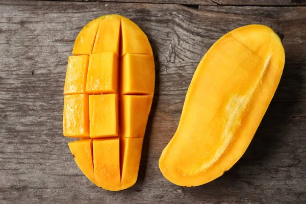 Mango Owoce Tropikalne Brązowym Tle Drewna — Zdjęcie stockowe