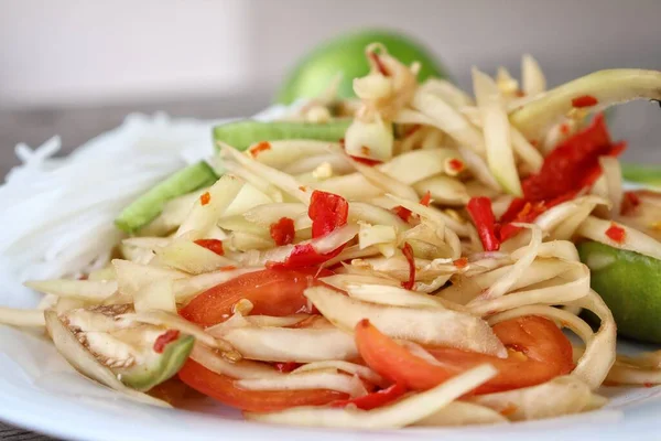 Ensalada Papaya Comida Tailandesa Sobre Fondo Madera —  Fotos de Stock