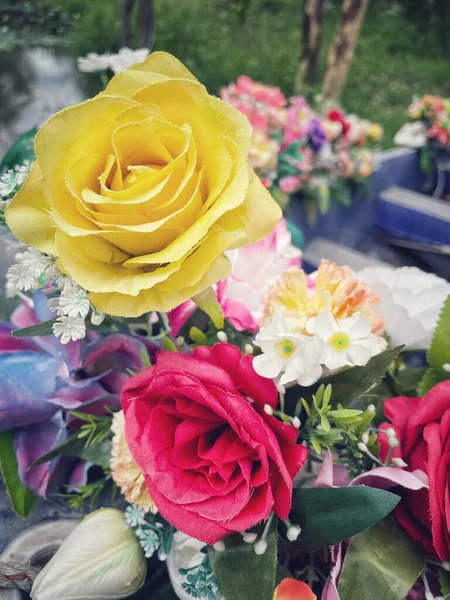 Hermosa Rosa Flores Artificiales Estilo Vintage —  Fotos de Stock