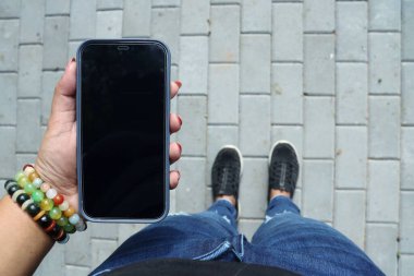 Akıllı telefon kullanan bir kadın.