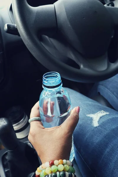Selfie Butelki Wody Rękę Samochodzie — Zdjęcie stockowe