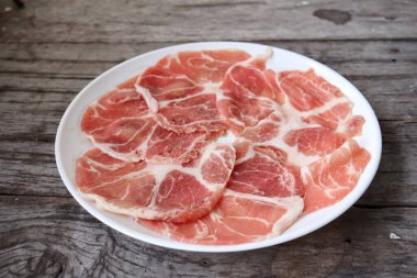 Tabakta çiğ domuz dilimi var.