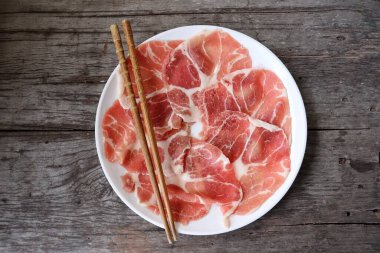 Tabakta çiğ domuz dilimi var.