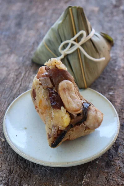 Zongzi Chińskie Jedzenie Tle Drewna — Zdjęcie stockowe