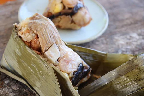 Zongzi Chińskie Jedzenie Tle Drewna — Zdjęcie stockowe