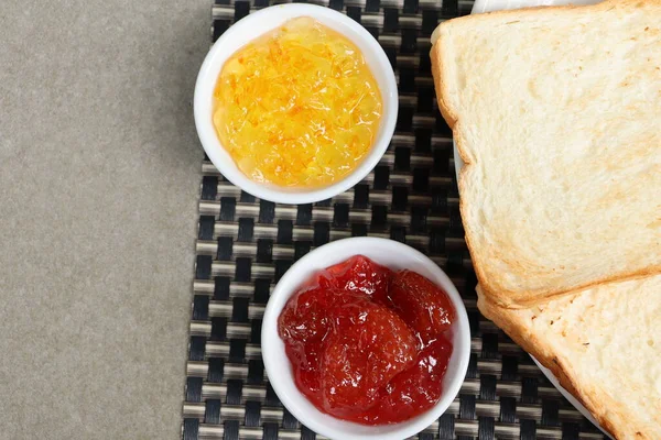 Desayuno Pan Tostado Rebanado Con Mermelada Naranja Mermelada Fresa — Foto de Stock