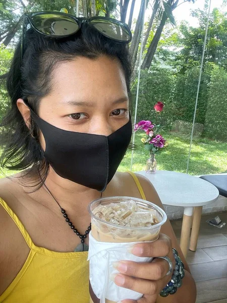 Selfie Woman Dinking Iced Coffee — 图库照片