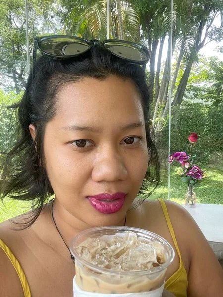 Selfie Woman Dinking Iced Coffee — Φωτογραφία Αρχείου