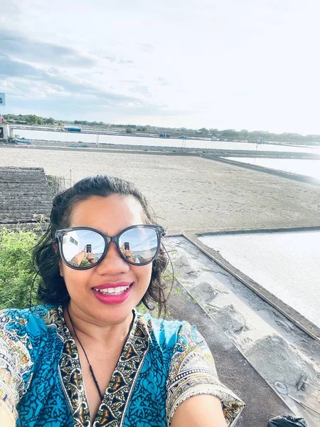 Mujer Sonrisa Feliz Tomando Una Selfie Sal Marina —  Fotos de Stock