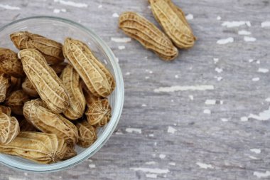 Beyaz ahşap arka planda yer fıstığı