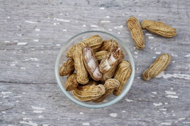 Beyaz ahşap arka planda yer fıstığı