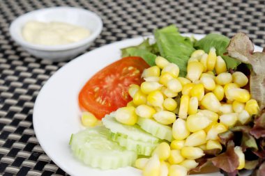 Taze sebze salatası ve sos.