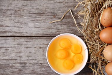 taze yumurta bir kase