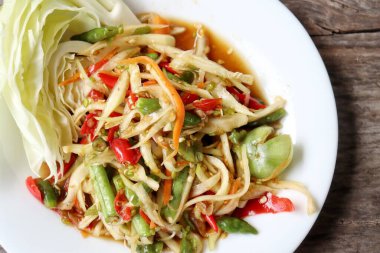 Papaya salatası ahşap arka plan üzerinde Tayland Gıda