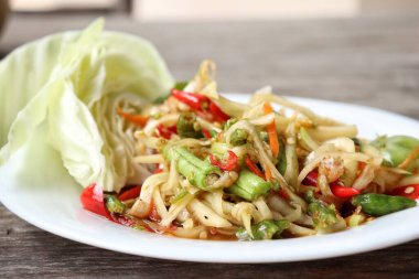 Papaya salatası ahşap arka plan üzerinde Tayland Gıda