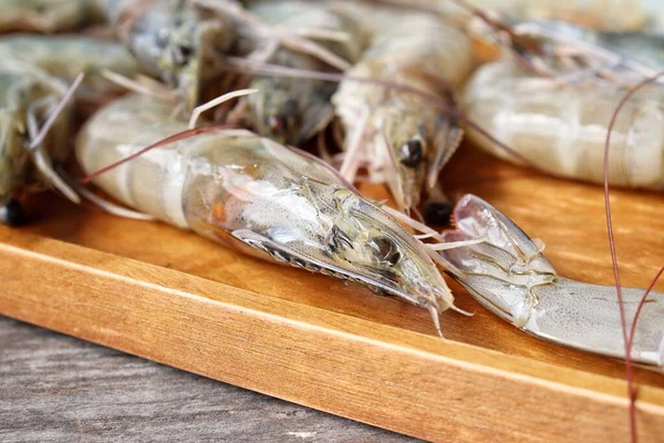 新鮮なエビの生の魚介類の木の背景 — ストック写真