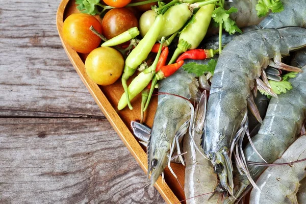 Gamberetti Freschi Frutti Mare Crudi Fondo Legno — Foto Stock