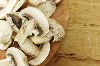 ahşap zemin üzerinde champignon mantar