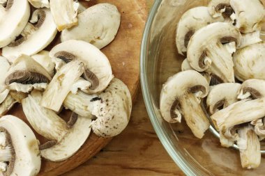 ahşap zemin üzerinde champignon mantar