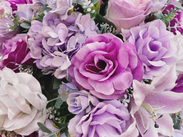 Розовые Розовые Искусственные Цветы — стоковое фото