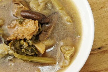 Ahşap arka planda vejetaryen yemek çorbası