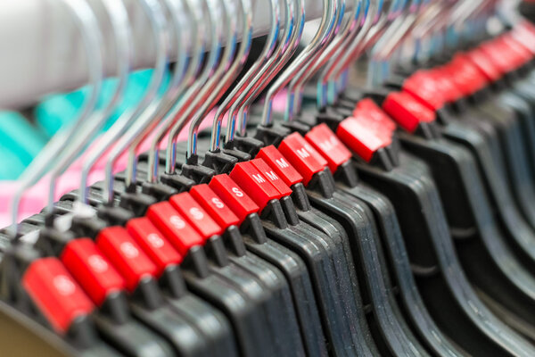 вешалка с красной этикеткой
