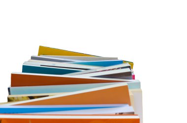 renkli kitap yığın ayırma beyaz arka planda