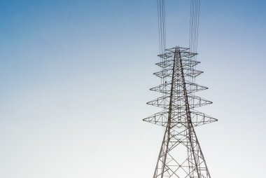 yüksek gerilim elektrik yazı ve mavi gökyüzü tel