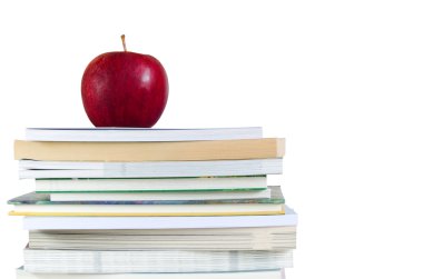 kitap yığını üzerinde kırmızı elma