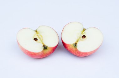 Kırmızı elma kesme iki adet