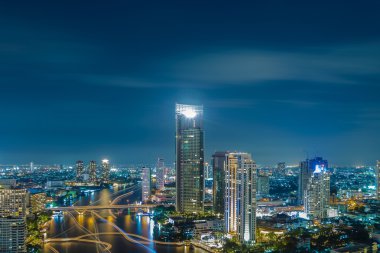 alacakaranlıkta şehir yüksek görünümünde Nehri