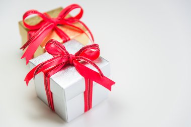 Gümüş ve altın hediye kutusu içinde derinlik