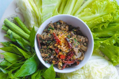 Baharatlı kıyılmış domuz salata