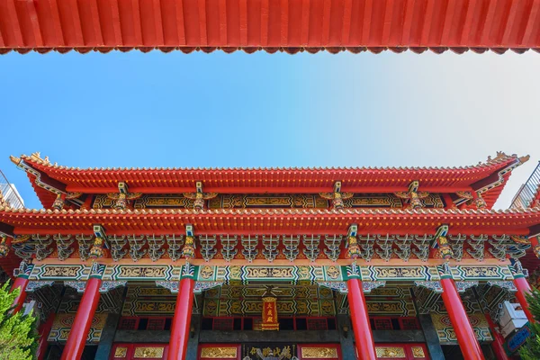 Traditional taiwanese temple up in blue sky — Stock Photo, Image