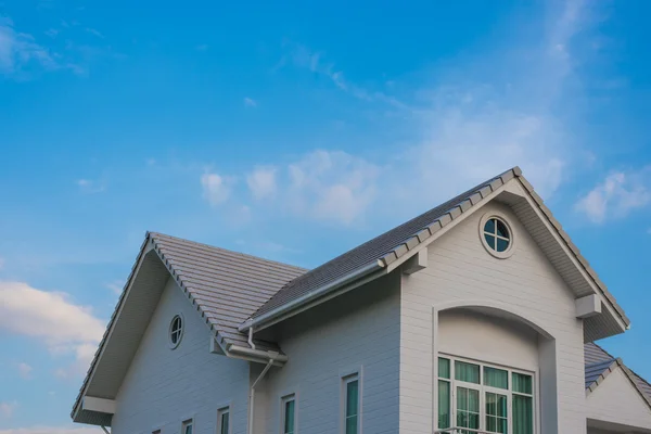 Twin gable roof house under sky — Stock Photo, Image