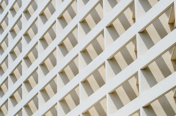 Façade du bâtiment en angle avec ombre — Photo