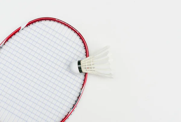 Badminton raquete com shuttlecock em ângulo de visão parcial — Fotografia de Stock