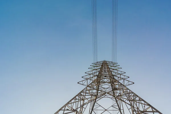 高電圧電気投稿および鋼線のビュー角度を — ストック写真