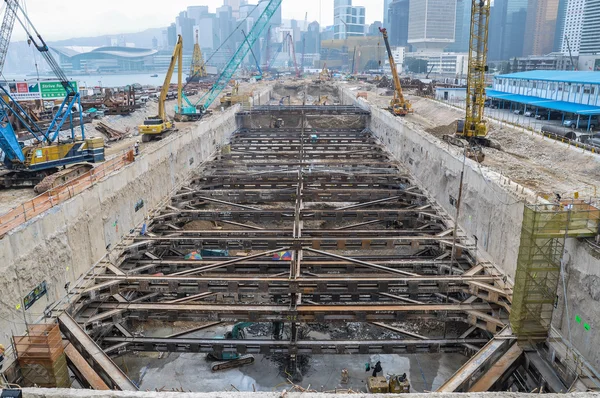 Duże budowy metra z wielkim dźwigiem metalu w mieście — Zdjęcie stockowe