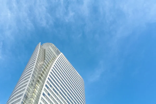 空雲の下の現代高いオフィスビル — ストック写真