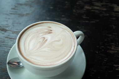 Beyaz fincanda sıcak kahve.