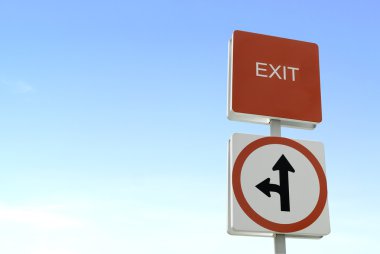 masmavi gökyüzünde trafik işaret-yukarıya