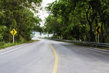 Otoban eğri yol işareti